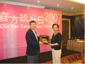 Mr. Leslie Tang, President of the Society, received a souvenir from Ms. Vanessa Kong, Acting Director of Statistics and Census Service of Macao