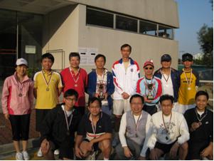The Champion team (Mr Dominic LEUNG and Mr Frank FONG) took photos with Professor CHAN Ngai-hang and other winners.