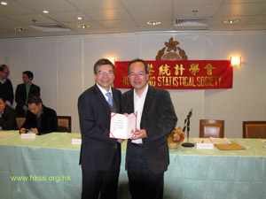 Professor Tony FUNG, who received the honor of the Natural Science Award (Second Class), took a picture with the President of the Society.
